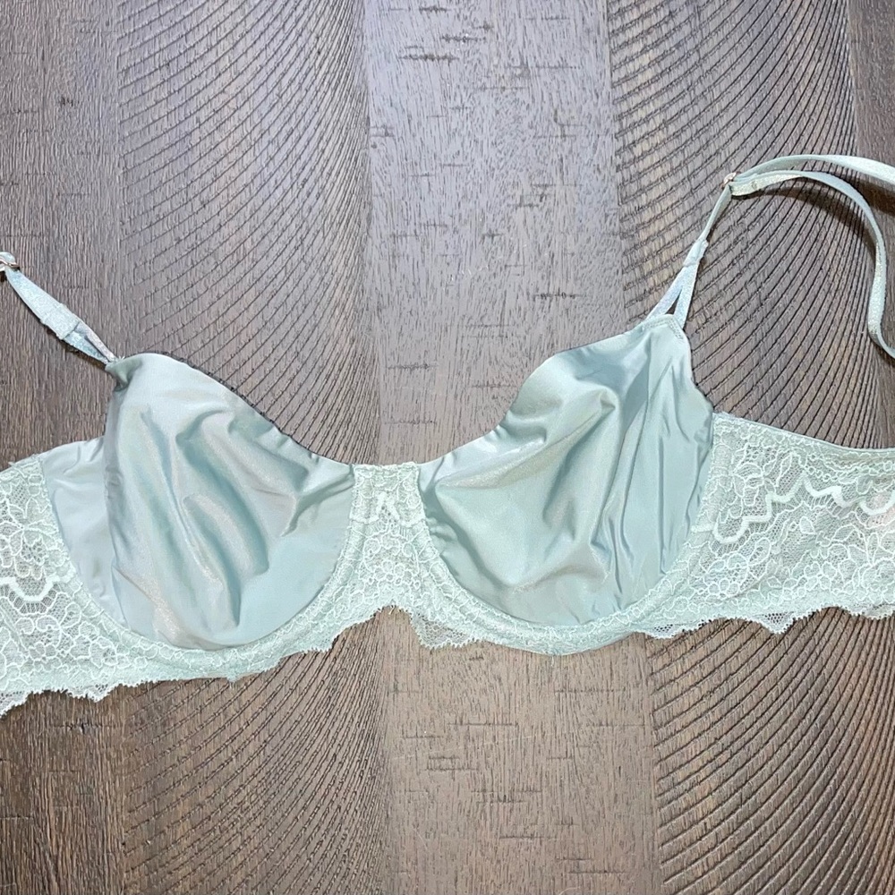 Elegant Lace Underwire Bra in Light Green